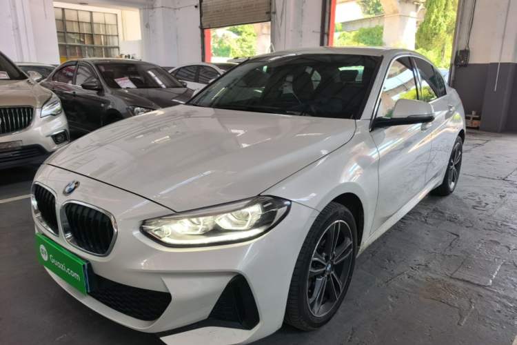 BMW 120i 2023 — фото 1