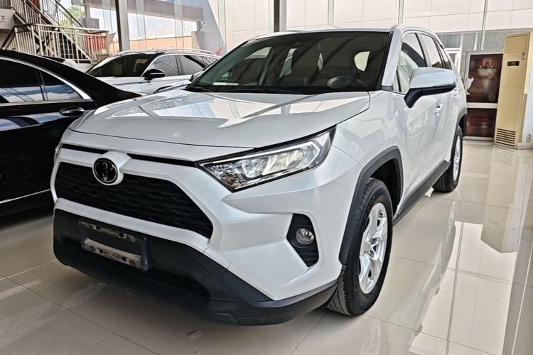 Toyota RAV4 2021 — фото 1