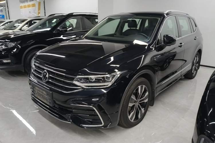 Volkswagen Tiguan L 2022 — фото 1