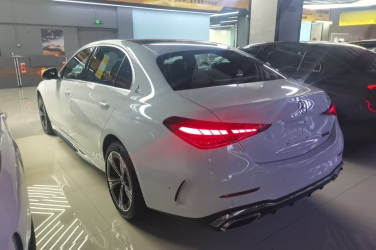 Mercedes-Benz C 260 L 2024 — 4