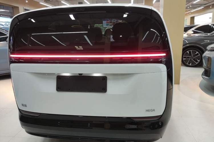 Li Auto MEGA 2025 — 5