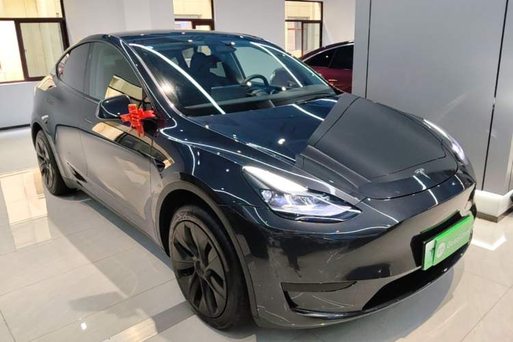 Tesla Model Y 2024 — 3