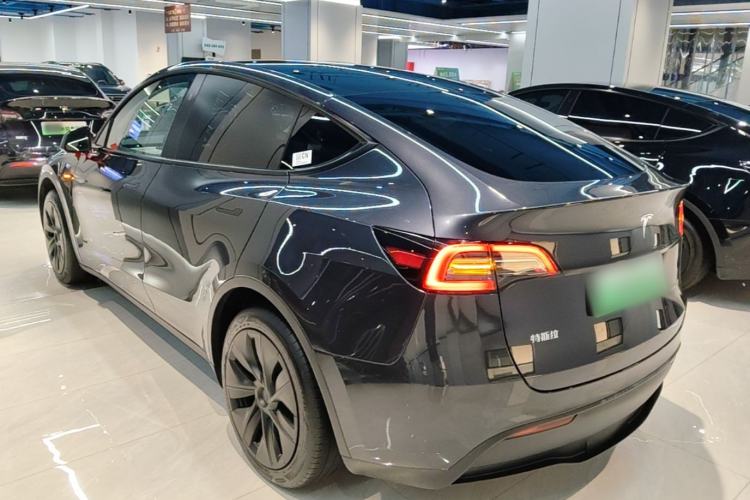 Tesla Model Y 2024 — 4