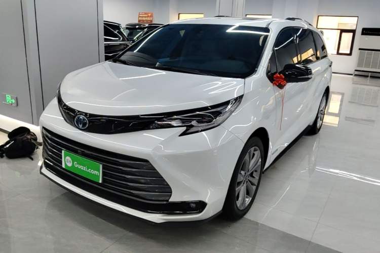 Toyota Sienna 2023 — фото 1