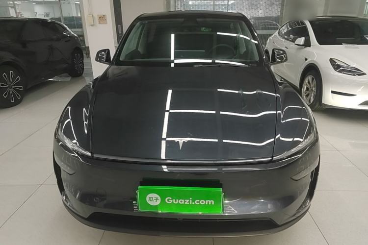 Tesla Model Y 2025 — 2