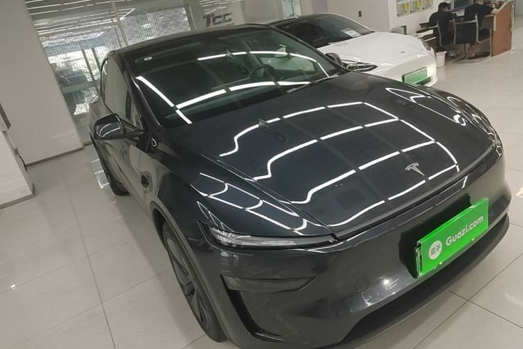 Tesla Model Y 2025 — 3