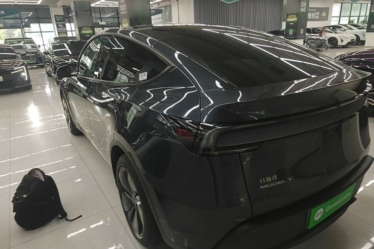 Tesla Model Y 2025 — 4