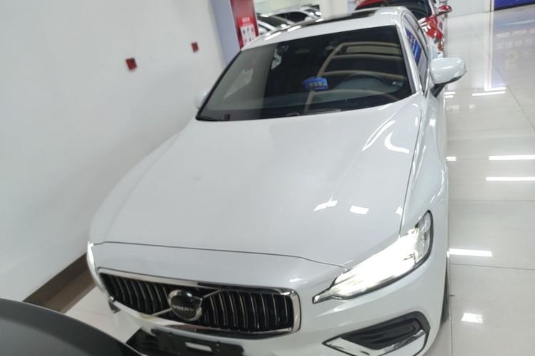 Volvo S60 2025 — 2