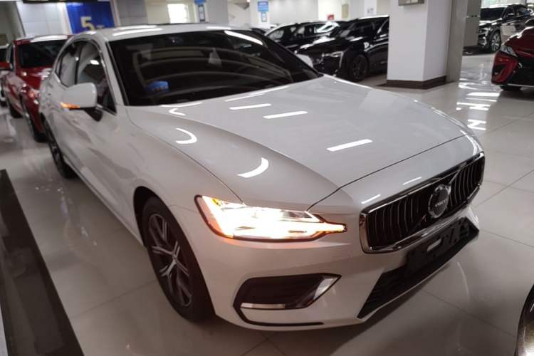 Volvo S60 2025 — 3