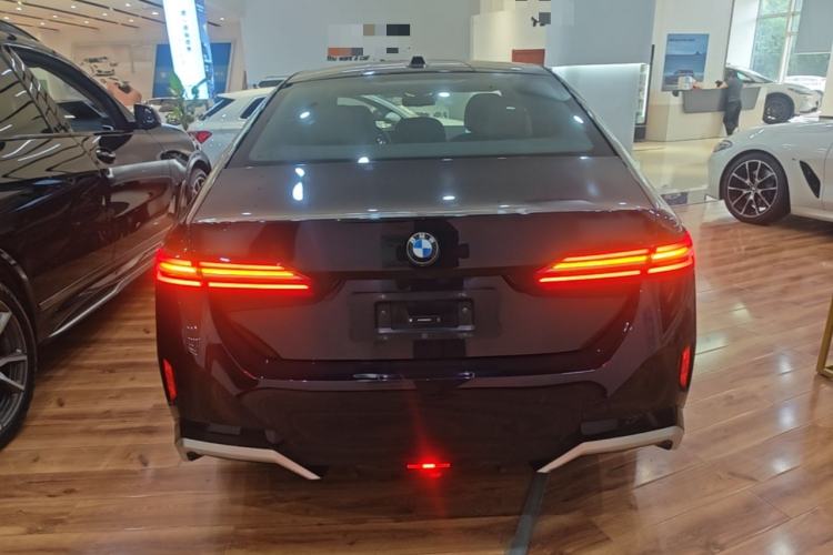 BMW 525Li 2025 — 5