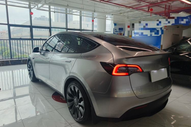 Tesla Model Y 2021 — 4