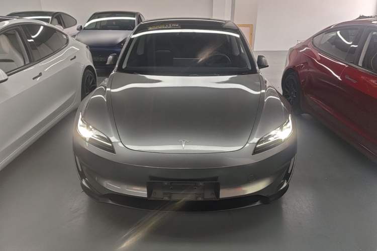 Tesla Model 3 2024 — 2
