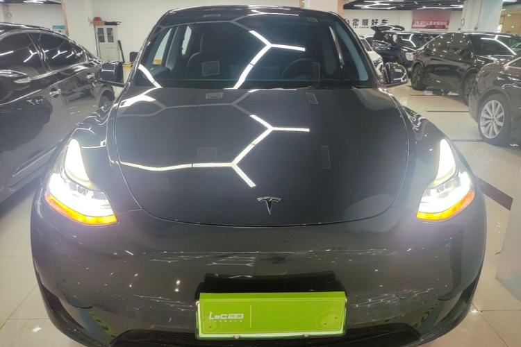 Tesla Model Y 2024 — 2