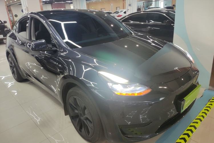 Tesla Model Y 2024 — 3
