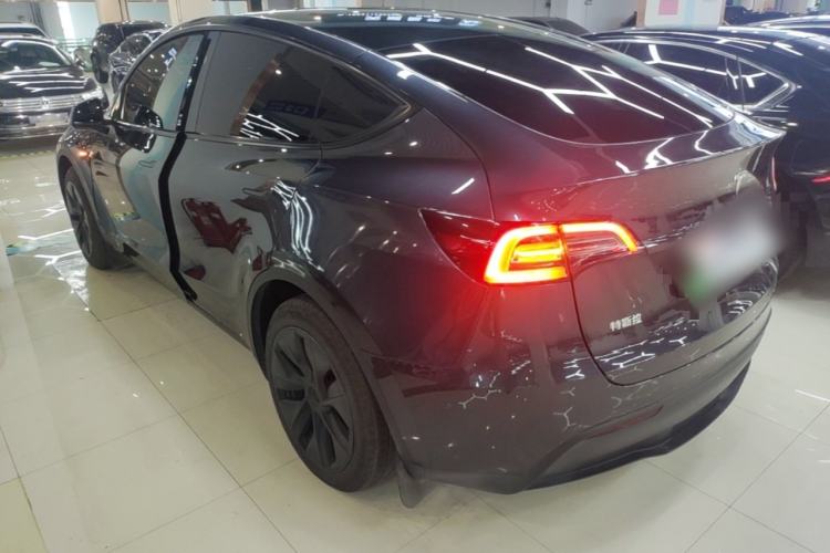 Tesla Model Y 2024 — 4