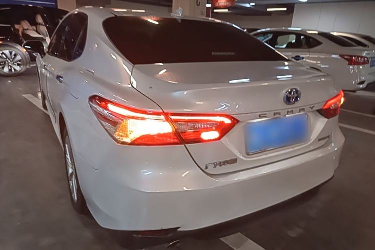 Toyota Camry 2021 — 4