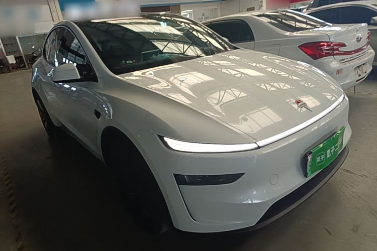 Tesla Model Y 2026 — 3