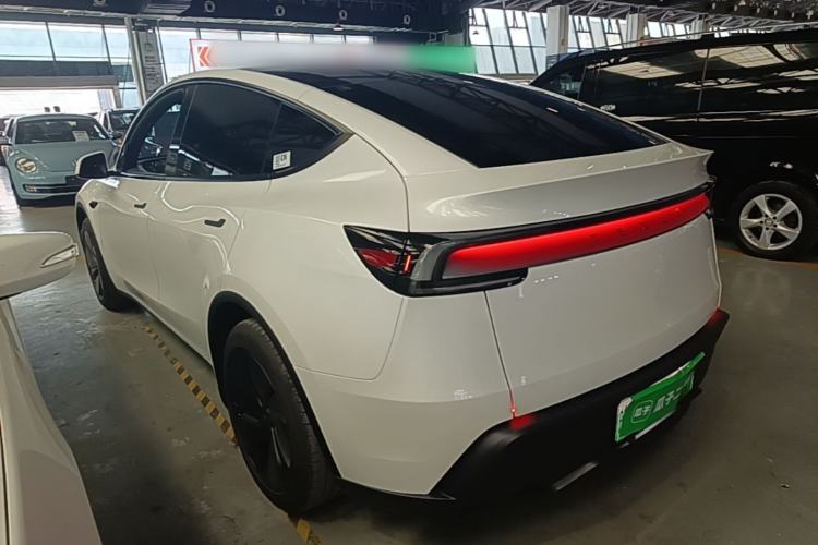 Tesla Model Y 2026 — 4