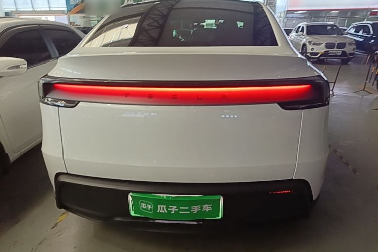 Tesla Model Y 2026 — 5