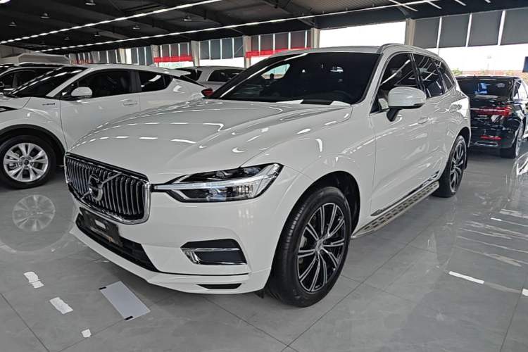 Volvo XC60 2021 — фото 1