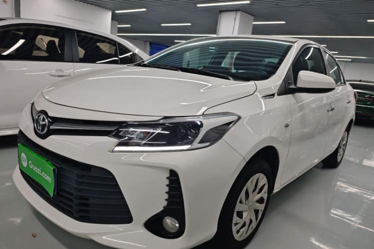 Toyota Yaris 2022 — фото 1