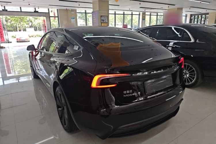 Tesla Model 3 2025 — 4
