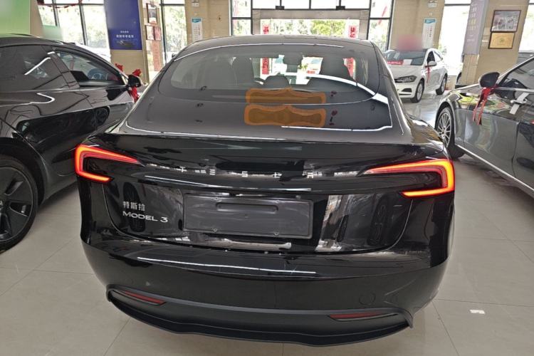 Tesla Model 3 2025 — 5