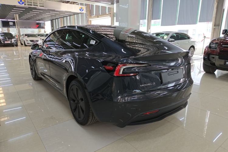Tesla Model 3 2025 — 4
