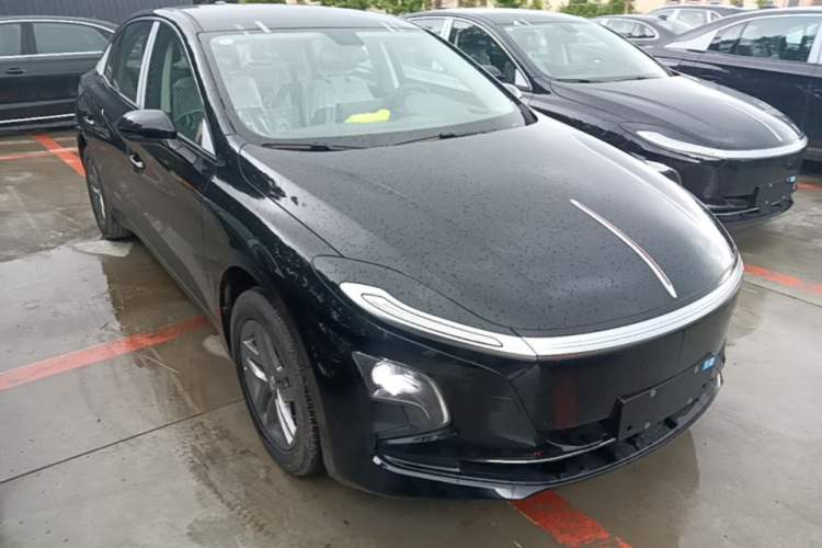 Hongqi E-QM5 2025 — 3