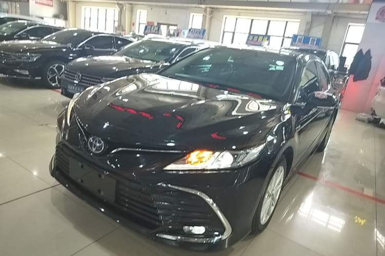 Toyota Camry 2023 — фото 1