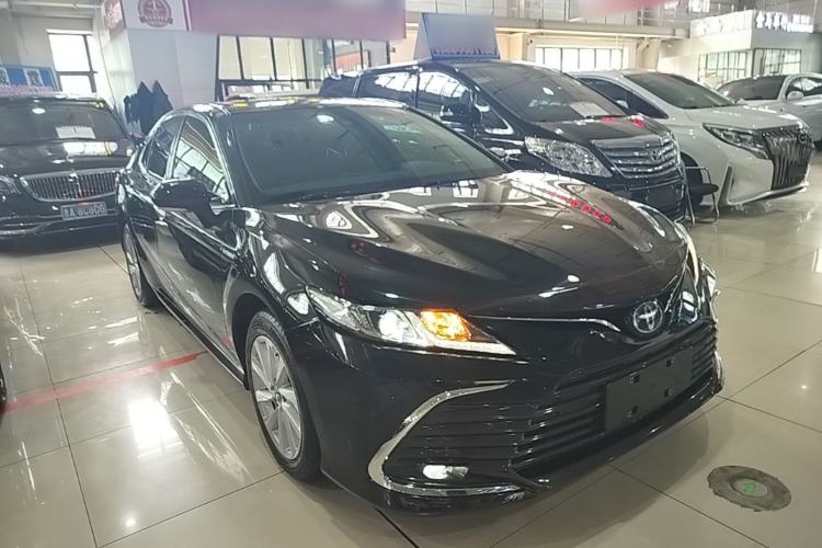 Toyota Camry 2023 — фото 3