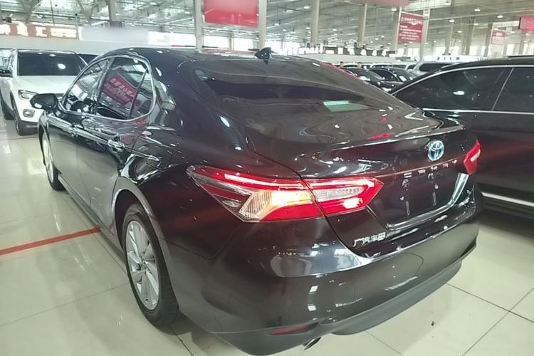 Toyota Camry 2023 — фото 4