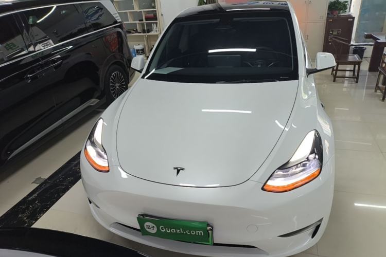 Tesla Model Y 2023 — 2