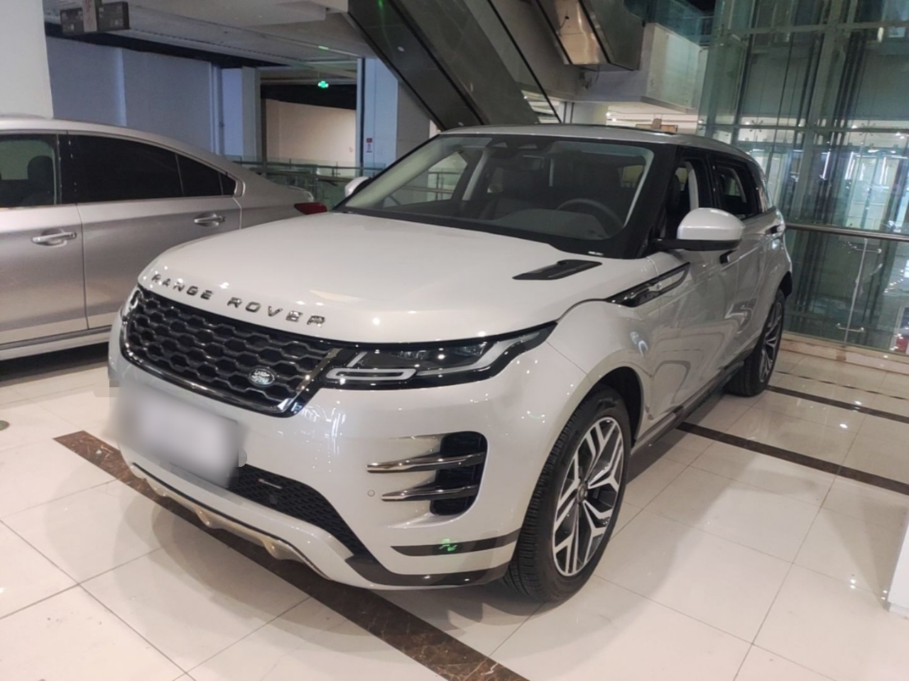 Land Rover Range Rover Evoque 2023 — фото 1
