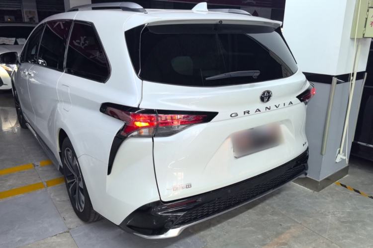 Toyota Granvia 2024 — 3