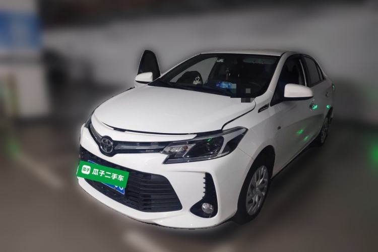 Toyota Yaris 2022 — фото 1