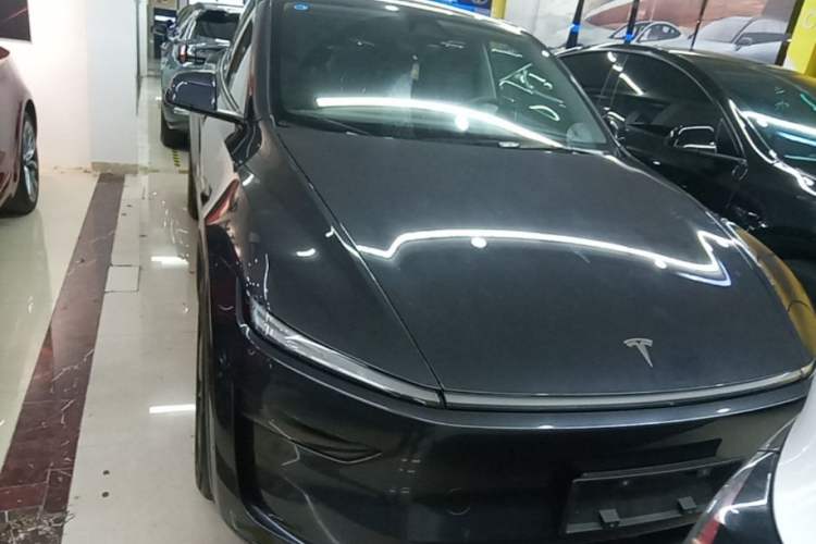 Tesla Model Y 2025 — 2