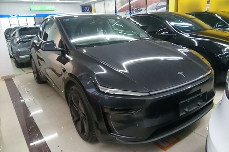 Tesla Model Y 2025 — 3