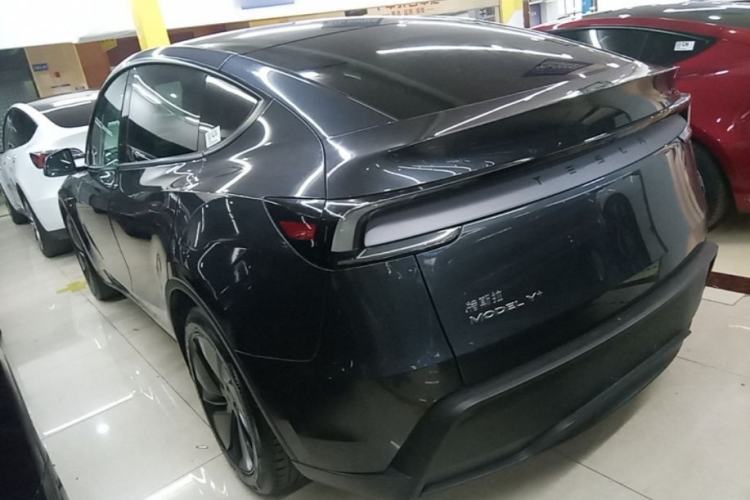 Tesla Model Y 2025 — 4