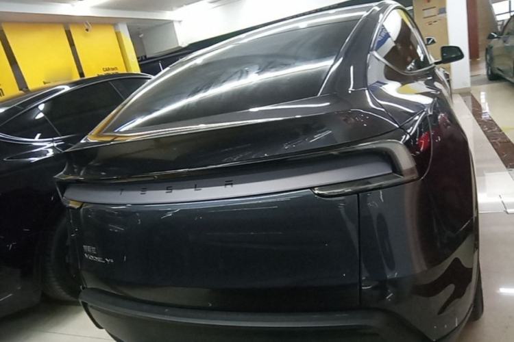 Tesla Model Y 2025 — 5