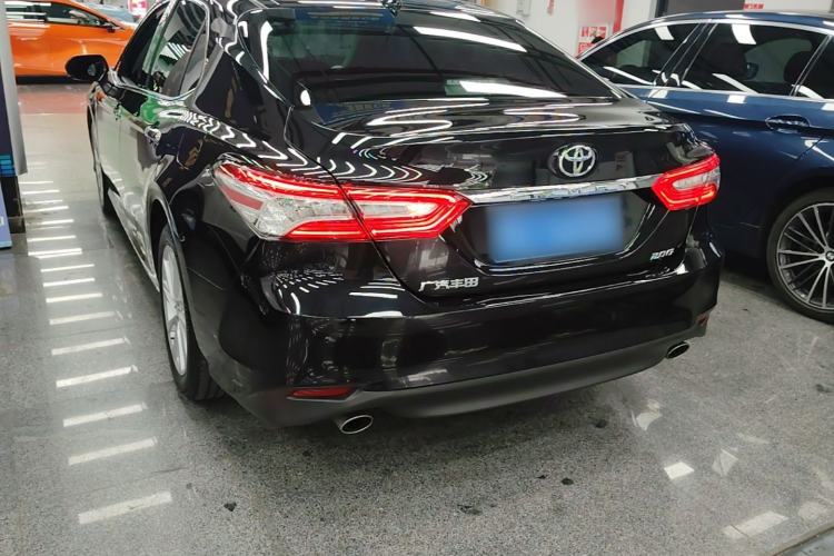 Toyota Camry 2021 — 4