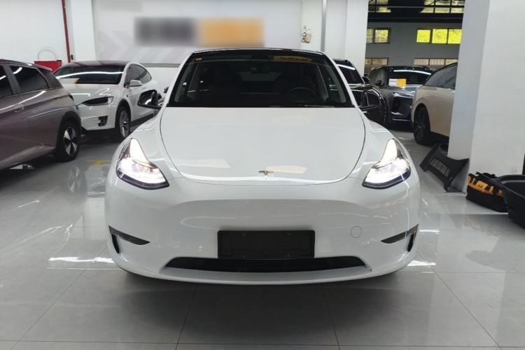 Tesla Model Y 2024 — 2