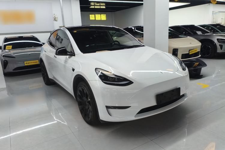 Tesla Model Y 2024 — 3