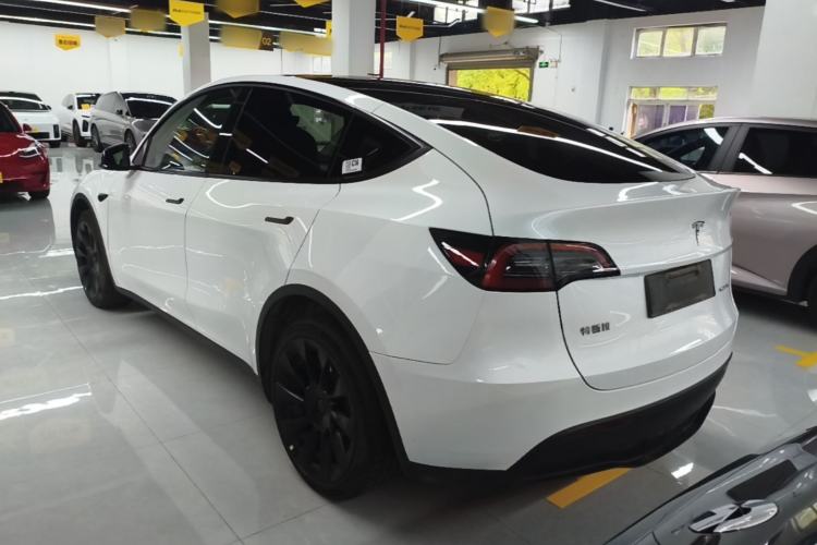 Tesla Model Y 2024 — 4