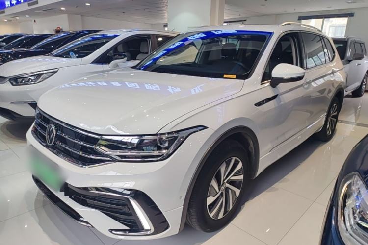Volkswagen Tiguan L 2023 — фото 1
