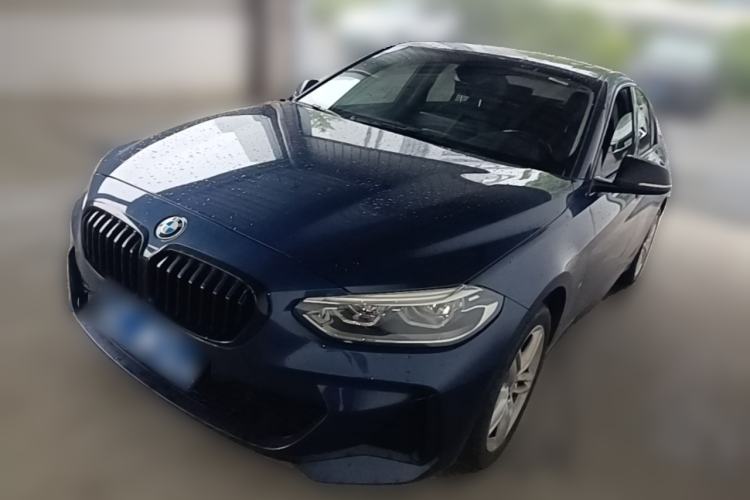 BMW 120i 2022 — фото 1