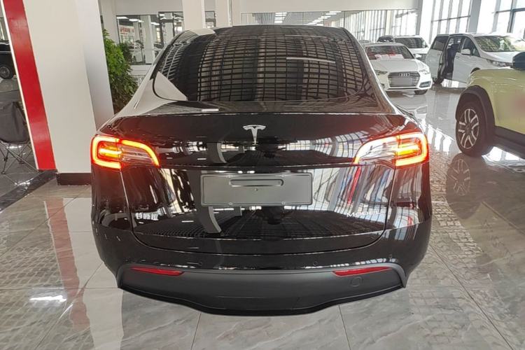 Tesla Model Y 2022 — 5