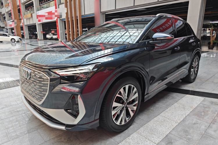 Audi Q4 e-tron 2023 — фото 1