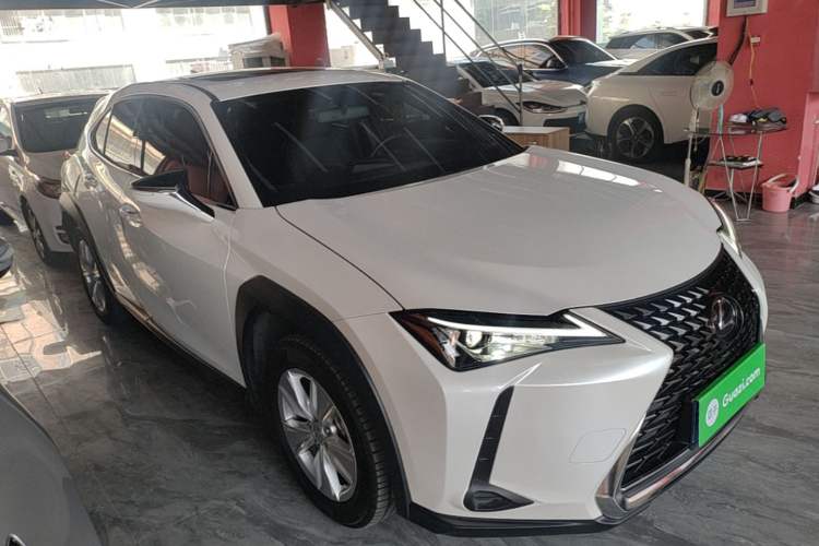 Lexus UX 200 2020 — 3