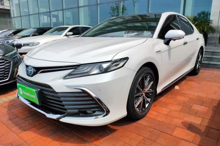 Toyota Camry 2023 — фото 1